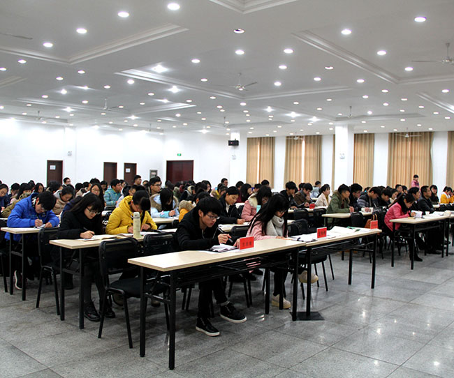 公司舉行競(jìng)選大會(huì)